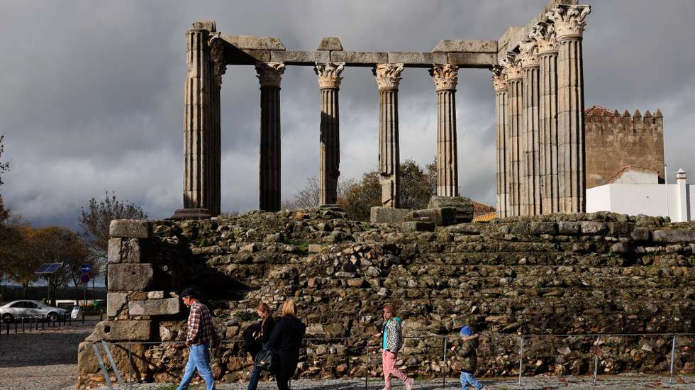 Turistas passeiam junto ao Templo Romano em Évora, cidade que foi escolhida para Capital Europeia da Cultura 2027. Évora, 09 de junho de 2021. (ACOMPANHA TEXTO DE 11 DE Dezembro de 2022). NUNO VEIGA/LUSA