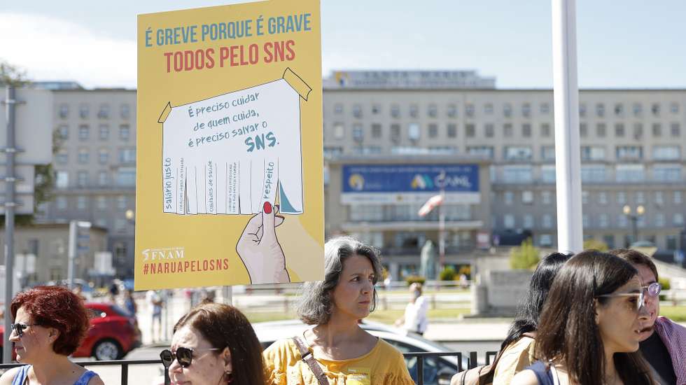 Médicos protestam em frente ao Hospital Santa Maria, no início de uma greve de dois dias convocada pela Federação Nacional dos Médicos (FANM), por aumentos salariais, em Lisboa, 05 de julho de 2023. ANTÓNIO PEDRO SANTOS/LUSA