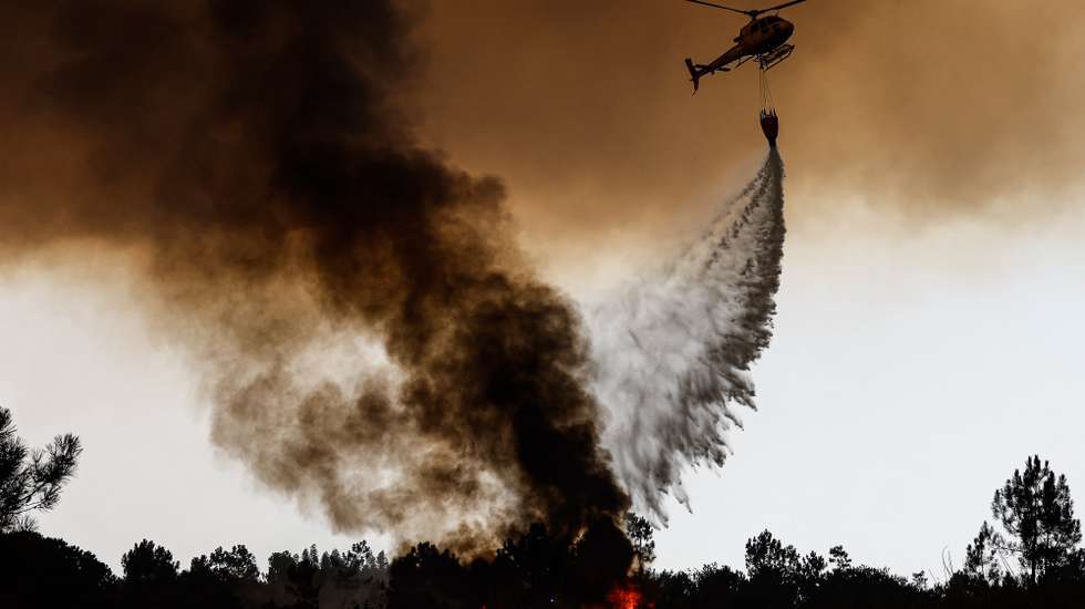 Bombeiros combatem o fogo, na zona de Aljezur, concelho de Odemira. Estão no combate às chamas 633 operacionais, apoiados por 206 viaturas terrestres e 10 meios aéreos. O incêndio, que deflagrou na zona de Baiona, na freguesia de São Teotónio, a meio da tarde de sábado, já obrigou a evacuar quatro locais no concelho de Odemira (Vale dos Alhos, Vale de Água, Choça dos Vales e Relva Grande) e uma unidade de turismo rural, num total de mais de 100 pessoas retiradas, 07 de agosto de 2023. LUÍS FORRA/LUSA