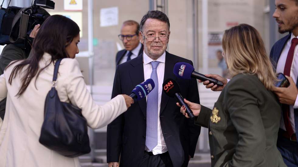 O ex-ministro da Economia e arguido no julgamento do processo EDP, Manuel Pinho (C), fala aos jornalistas à chegada para o início do processo no Campus de Justiça, em Lisboa, 03 de outubro de 2023. O julgamento do processo EDP tem como arguidos o antigo presidente do BES, Ricardo Salgado, o ex-ministro da Economia Manuel Pinho e a mulher, Alexandra Pinho. FILIPE AMORIM/LUSA