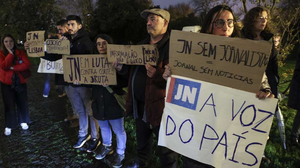 Trabalhadores do Jornal de Notícias (JN) manifestam-se junto à na Fundação Calouste Gulbenkian onde decorre a cerimónia do lançamento do livro "Portugal Amordaçado", de Mário Soares, Lisboa, 7 de dezembro de 2023. MIGUEL A. LOPES/LUSA