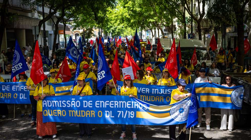 Enfermeiros durante um protesto de greve de enfermeiros que exigem o início do processo negocial com fixação de memorando de entendimento sobre as matérias a negociar, num percurso entre o Campo Pequeno e o Ministério da Saúde, em Lisboa, 10 de maio de 2024. JOSÉ SENA GOULÃO/LUSA