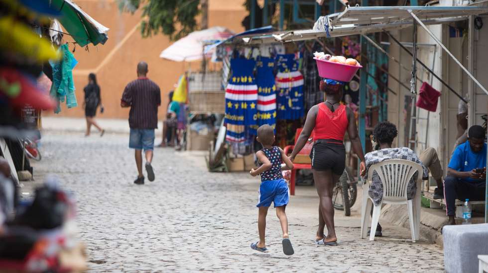 Sucupira, o principal mercado da Praia, Cabo Verde, onde muitas crianças praticamente nascem e crescem acompanhando as mães no seu dia-a-dia de trabalho, Cidade da Praia, Cabo Verde, 14 de agosto de 2024. (ACOMPANHA TEXTO DE 17-08-2024) ELTON MONTEIRO/LUSA