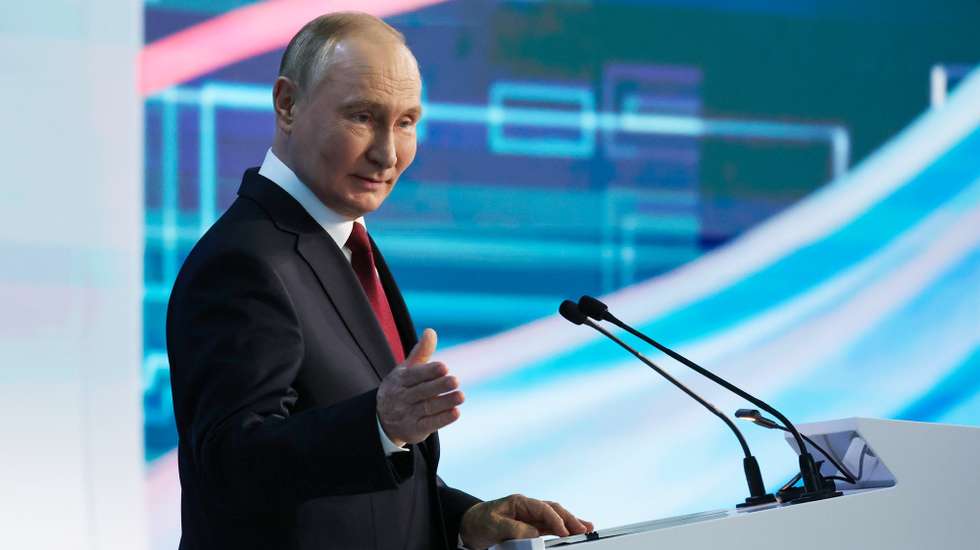 epa11625895 Russian President Vladimir Putin speaks during a plenary session of the Russian Energy Week 2024 at the Manege Central Exhibition Hall in Moscow, Russia, 26 September 2024. The 7th Russian Energy Week International Forum will take place from 26 to 28 September 2024 in Moscow. The theme of this year's forum is 'Energy Cooperation in a Multipolar World'.  EPA/ALEXANDER KAZAKOV / SPUTNIK / KREMLIN POOL MANDATORY CREDIT