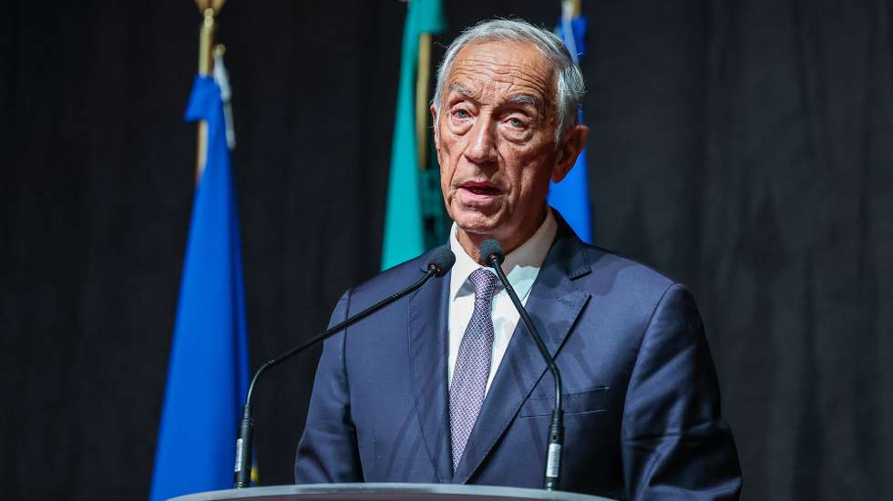 O Presidente da República, Marcelo Rebelo de Sousa, intervém durante a reunião com os presidentes das câmaras municipais afetadas pelos incêndios no âmbito da visita a algumas zonas afetadas pelos incêndios na região Norte e Centro, em Sever do Vouga, 30 de setembro de 2024. PAULO NOVAIS/LUSA
