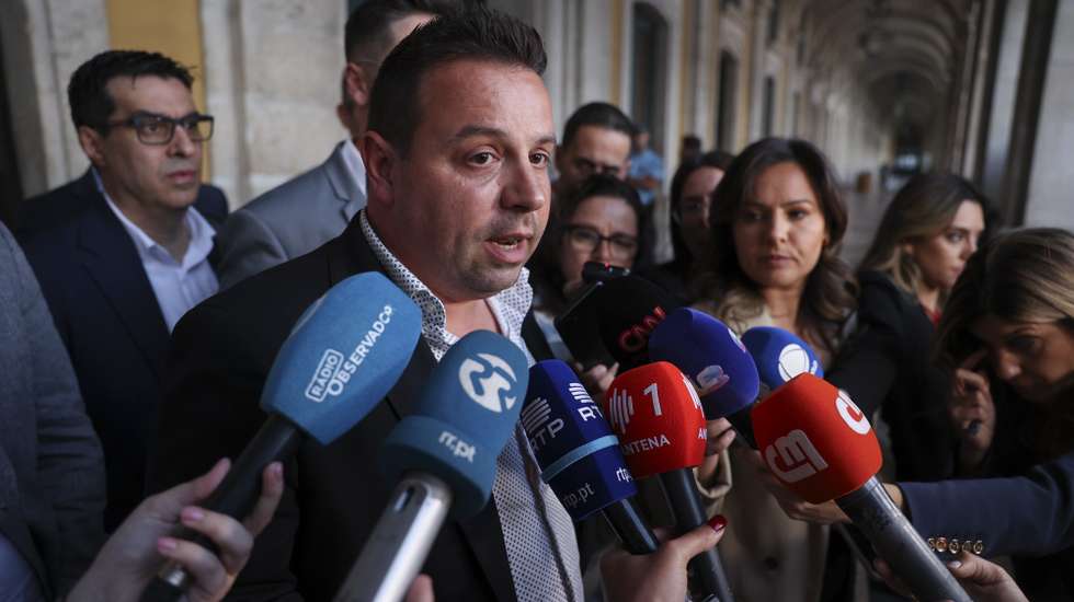 O presidente da Associação Sindical dos Profissionais da Polícia (ASPP/PSP), Paulo Santos, fala aos jornalistas após uma reunião com a ministra da Administração Interna, Margarida Blasco (ausente da foto), por melhores condições salariais, exigindo um subsidio idêntico ao atribuído à Polícia Judiciária (PJ), em Lisboa, 23 de maio de 2024. MIGUEL A. LOPES/LUSA