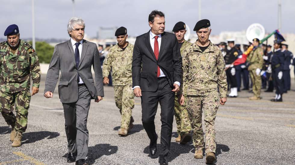 O primeiro-ministro, Luís Montenegro (C) acompanhado pelo ministro da Defesa Nacional, Nuno Melo (2E) e pelo chefe do Estado-Maior-General das Forças Armadas, General José Nunes da Fonseca (D), durante a visita ao Estado-Maior-General das Forças Armadas/Comando Conjunto para as Operações Militares (CCOM), em Oeiras, 9 de outubro de 2024. MIGUEL A. LOPES/LUSA
