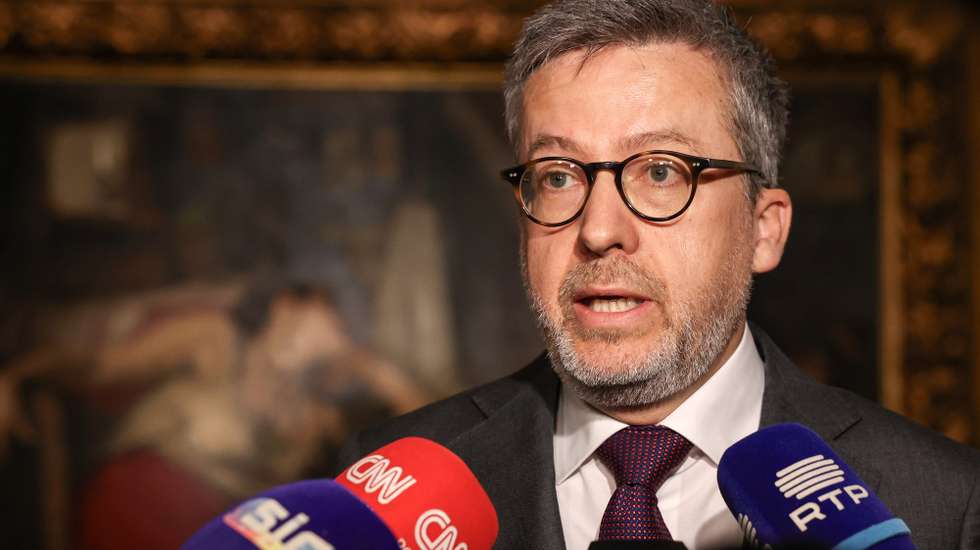 O presidente da Câmara Municipal de Lisboa, Carlos Moedas, fala aos jornalistas na apresentação da programação do centenário de Carlos Paredes, no Museu do Fado, em Lisboa, 20 de janeiro de 2025. MANUEL DE ALMEIDA/LUSA