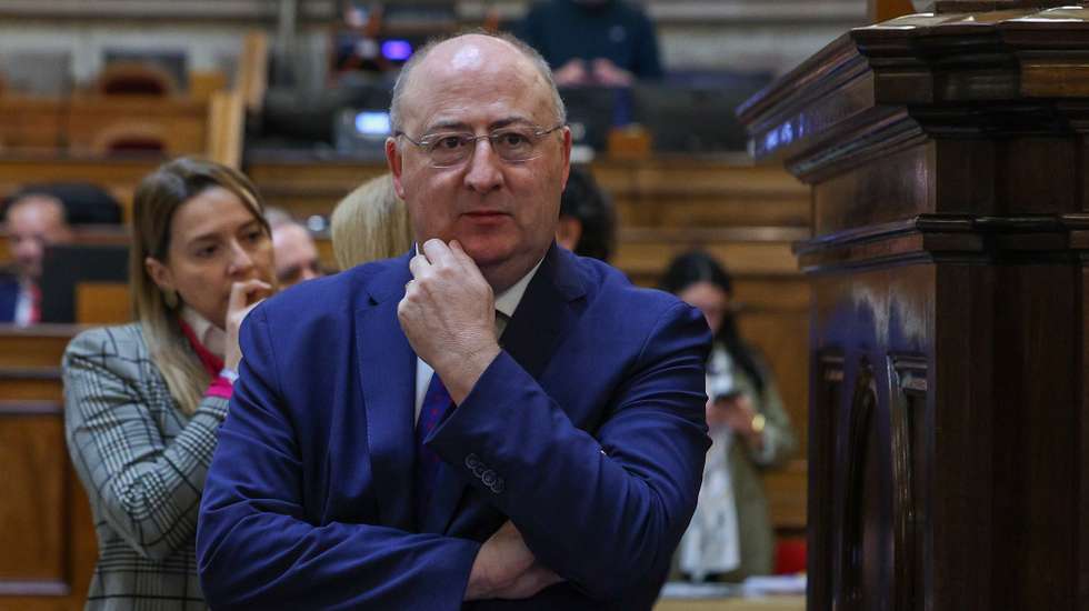 O ministro da Agricultura e Pescas, José Manuel Fernandes, à chegada para a sua audição perante a Comissão de Agricultura e Pescas, na Assembleia da República, em Lisboa, 11 de fevereiro de 2025. TIAGO PETINGA/LUSA