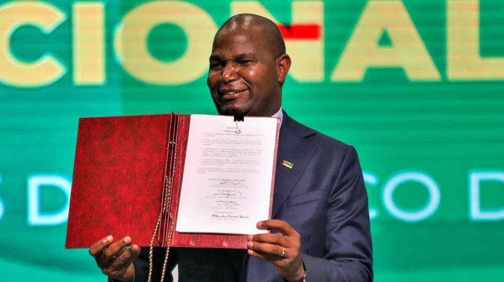 O Presidente de Moçambique, Daniel Chapo, após a assinatura de um acordo, entre o Presidente moçambicano e os principais partidos políticos de Moçambique, referente aos termos para as reformas estatais, no âmbito do diálogo político para o fim da crise pós-eleitoral no país, em Maputo, Moçambique, 05 de março de 2025. LUÍSA NHANTUMBO/LUSA
