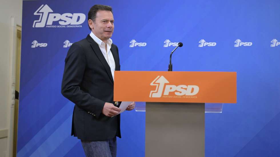 O presidente do Partido Social Democrata (PSD), Luís Montenegro, reage aos resultados das eleições na Madeira na sede Distrital do PSD/Porto., 23 de março de 2025. FERNANDO VELUDO/LUSA