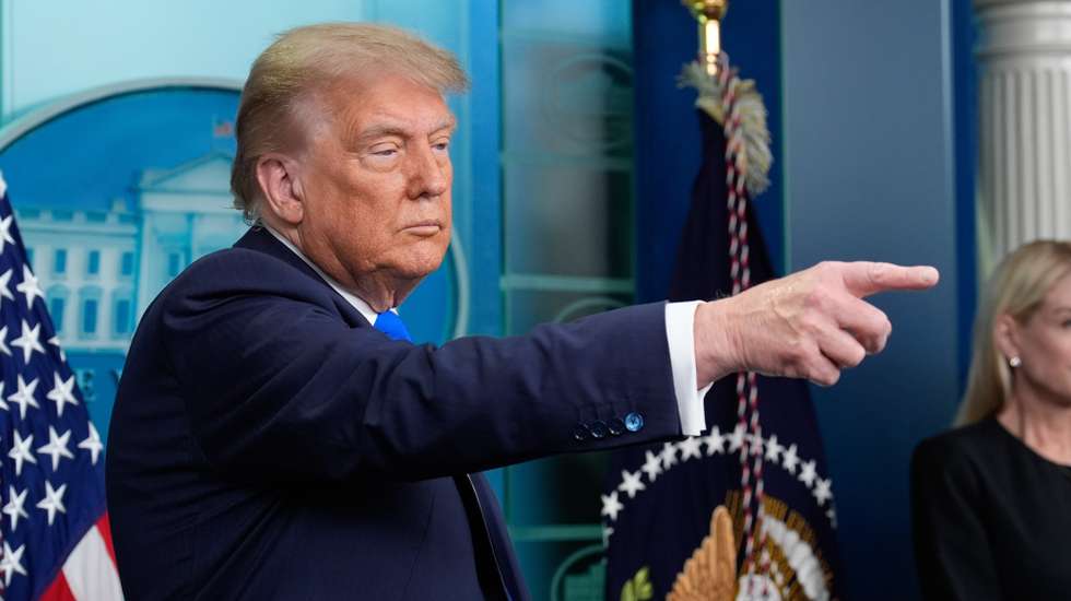 epa12201702 US President Donald Trump holds a press briefing after Supreme Court ruling at the White House in Washington, DC, USA, 27 June 2025. Earlier in the day, the Supreme Court ruled in the Trump administration's favor to curb nationwide injunctions on the president's birthright citizenship order.  EPA/YURI GRIPAS / POOL