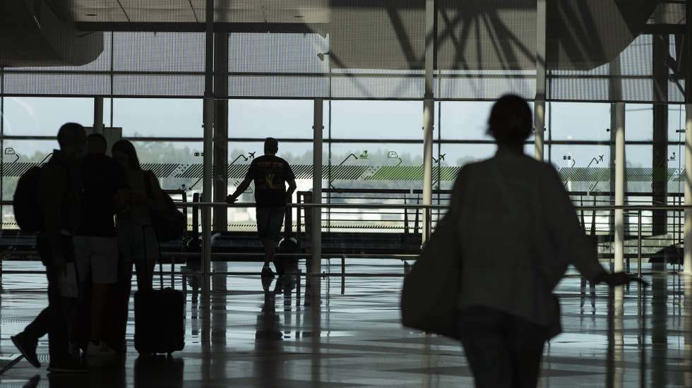 Passageiros circulam no aeroporto Francisco Sá Carneiro, no Porto, 06 de julho de 2022. JOSÉ COELHO/LUSA