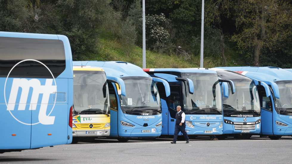 Um motorista de autocarros caminha no Terminal Rodoviário de Sete Rios, em Lisboa, 15 de fevereiro de 2025. Transportes. Viagem. Expresso. ANTÓNIO PEDRO SANTOS/LUSA