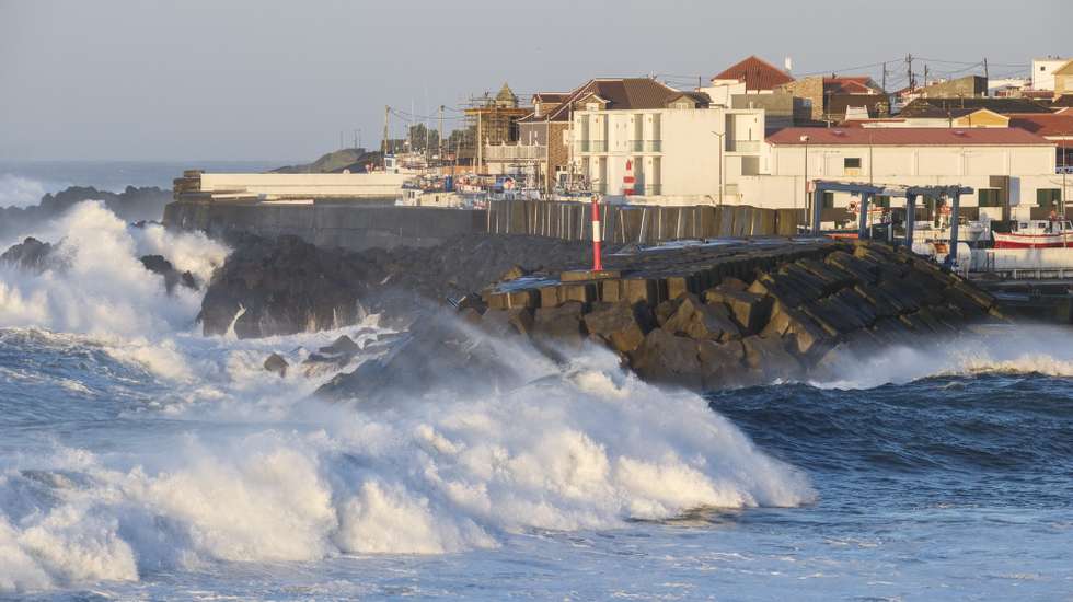 Mar agitado e vento forte no porto de pesca de São Mateus da Calheta, ilha Terceira, Açores, 26 de setembro de 2025. O ciclone tropical Gabrielle que atinge os Açores deixou de ser um furacão de categoria 1 e passou a ser uma depressão pós-tropical, mas as preocupações mantêm-se, segundo o Instituto Português do Mar e da Atmosfera (IPMA). ANTÓNIO ARAÚJO/LUSA