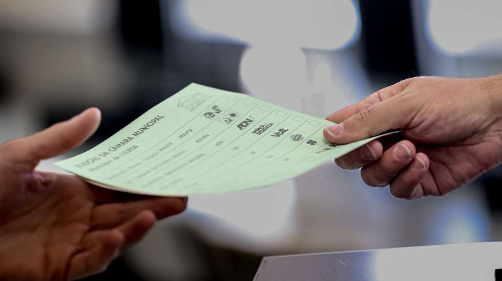 Boletim de voto para a Câmara Municipal de Lisboa, 12 de outubro de 2025. Decorrem este domingo as eleições autárquicas em Portugal onde mais de 9,3 milhões de eleitores podem votar. Os eleitores vão escolher os órgãos dirigentes das 308 Câmaras Municipais, 308 Assembleias Municipais e 3.221 Assembleias de Freguesia, pelo que há três boletins de voto. ANDRÉ KOSTERS/LUSA