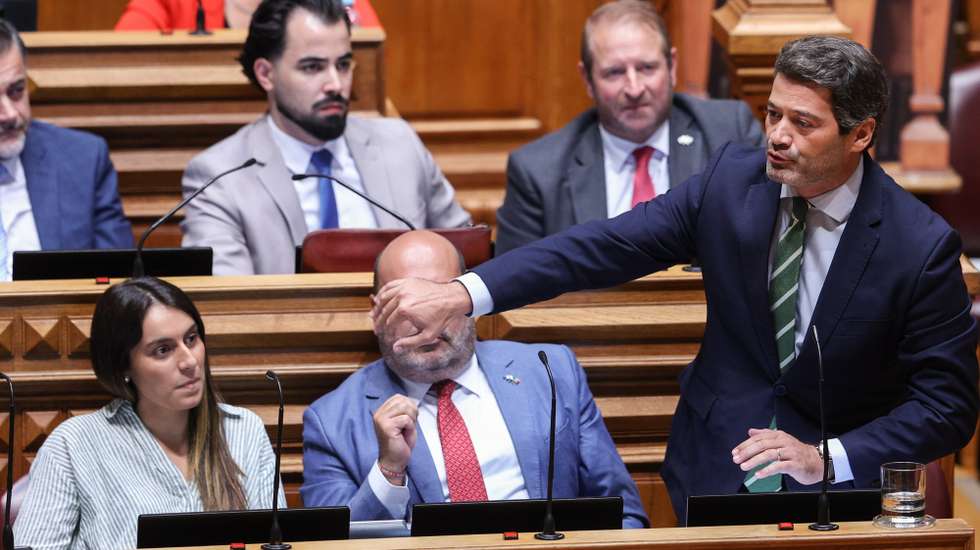 O presidente do Chega, André Ventura, intervém na sessão plenária sobre o Orçamento do Estado para 2026 (OE2026), na Assembleia da República, em Lisboa, 27 de outubro de 2025. A Assembleia da República começa hoje a debater em plenário a proposta do Governo de Orçamento do Estado para 2026. MIGUEL A. LOPES/LUSA