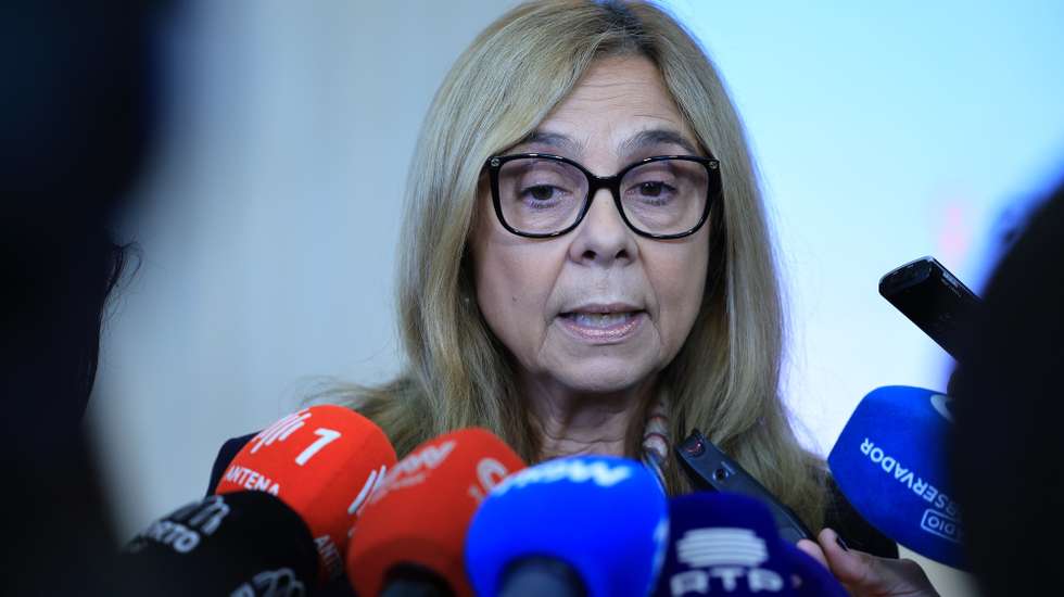 A Ministra da Saúde, Ana Paula Martins, fala à comunicação social durante a visita às instalações da empresa Sword Health, no Porto, 03 de Novembro de 2025. ESTELA SILVA/LUSA
