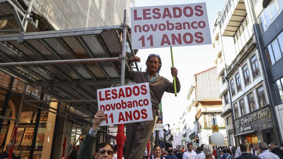 Lesados do BES - Banco Espírito Santo manifestam-se durante uma ação de rua da Aliança Democrática (AD) no âmbito da campanha para as eleições legislativas, no Porto, 15 de maio de 2025. MIGUEL A. LOPES/LUSA