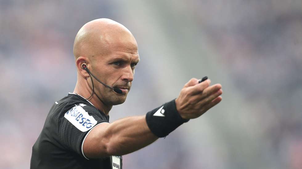 The referee Luís Godinho reacts during the Portuguese First League soccer match between FC Porto and Nacional held at Dragao Stadium in Porto, Portugal, 13th September 2025. MANUEL FERNANDO ARAUJO/LUSA