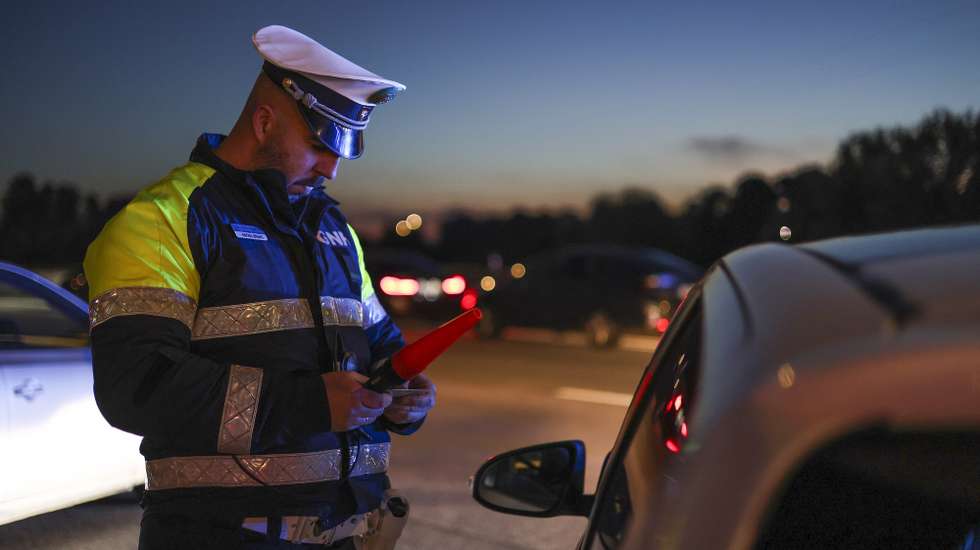 Ação de fiscalização da Unidade Nacional de Trânsito da GNR na A12 — Portagens de Pinhal Novo, sentido Norte/Sul. Pinhal Novo, 29 de dezembro de 2025. RUI MINDERICO/LUSA