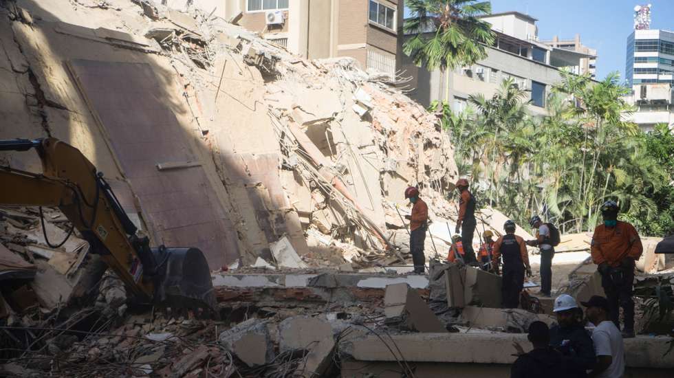 epa13063996 Members of Venezuela's Civil Defense remove debris and search for survivors at buildings collapsed during the earthquakes in the municipality of Chacao in eastern Caracas, Venezuela, 25 June 2026. Two earthquakes of magnitude 7.2 and 7.5 struck Venezuela on 24 June, according to the U.S. Geological Survey.  EPA/BORIS VEGRAGA