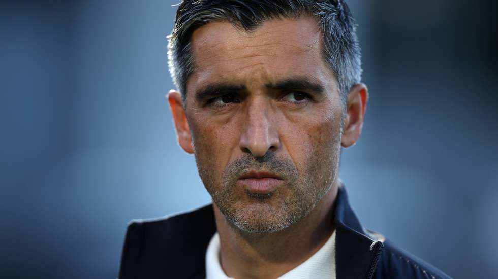 O treinador do Alverca, Cústodio Castro, reage durante o jogo da I Liga de futebol, Famalicão vs Alverca, realizado no estádio Municipal de Famalicão, 16 de maio de 2026. ESTELA SILVA/LUSA