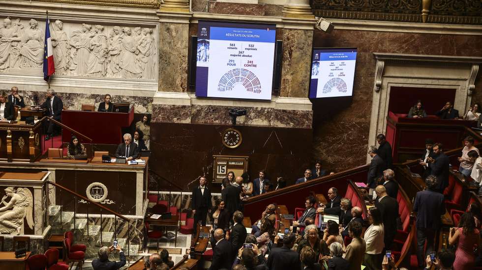 epa13113416 Screens display the results of the vote, 291 in favor and 241 against, on a bill on the right to assisted dying at the National Assembly in Paris, France, 15 July 2026.  EPA/TERESA SUAREZ