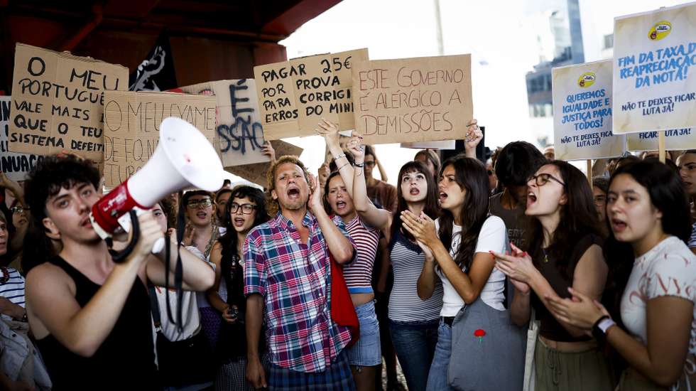 Estudantes participam na manifestação nacional contra o "caos nos Exames Nacionais", junto ao Ministério da Educação, em Lisboa, 24 de julho de 2026. A manifestação é promovida pelo movimento Chumbado.pt, composto por alunos do Ensino Secundário. FILIPE AMORIM/LUSA
