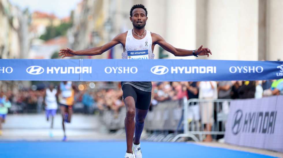 O atleta etíope, Zerihun Abdeta, vencedor da  Meia-Maratona de Lisboa, após ter cortado a linha da meta na Praça do Comércio, em Lisboa,11 de Outubro de 2026. RUI MINDERICO/LUSA