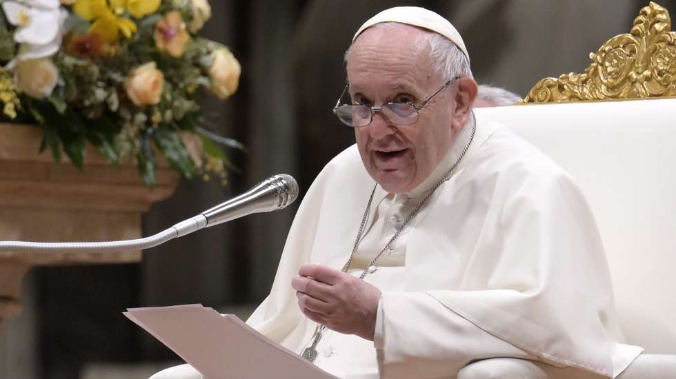 epa09893682 Pope Francis attends the Easter Vigil Mass in Saint Peter's Basilica at the Vatican, 16 April 2022.  EPA/CLAUDIO PERI
