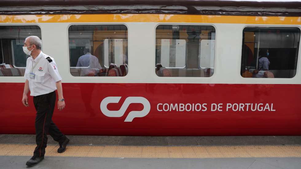 Comboio Miradouro, onde viajou hoje o ministro das Infraestruturas e da Habitação, Pedro Nuno Santos (ausente da foto), entre o Porto e a Régua, e onde foram apresentadas as primeiras carruagens Schindler que entram ao serviço da CP na Linha do Douro, 03 de junho de 2020. ESTELA SILVA/LUSA