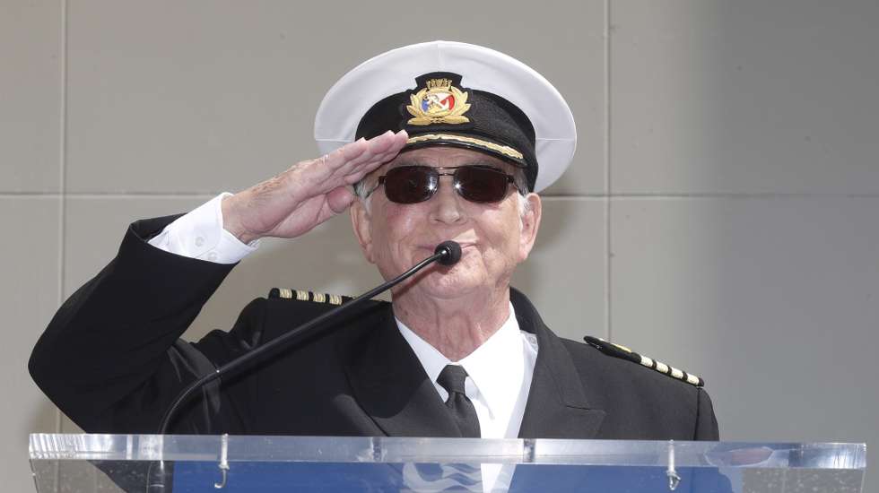epa06726457 Gavin MacLeod (C) who played 'Captain Merrill Stubing' salutes during the star dedication ceremony for the popular television series 'Love Boat' by the Friends of the Hollywood Walk of Fame on the Hollywood Boulevard, in Hollywood, California, USA, 10 May 2018.  EPA/MIKE NELSON