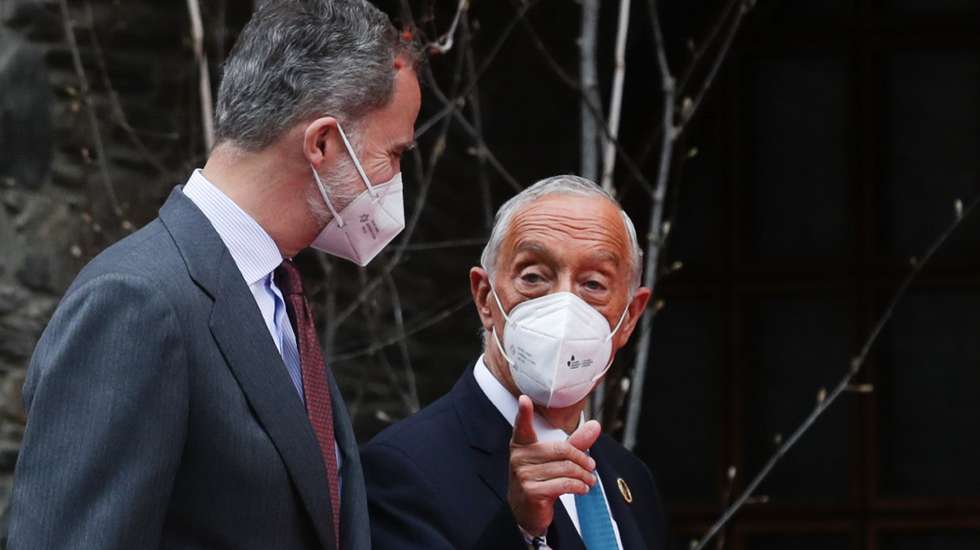 O Presidente da República, Marcelo Rebelo de Sousa (D), conversa com o Rei de Espanha, Filipe VI (E), à chegada para participar na sessão plenária da XXVII Cimeira Ibero-Americana, em Andorra, 21 de abril de 2021. TIAGO PETINGA/LUSA