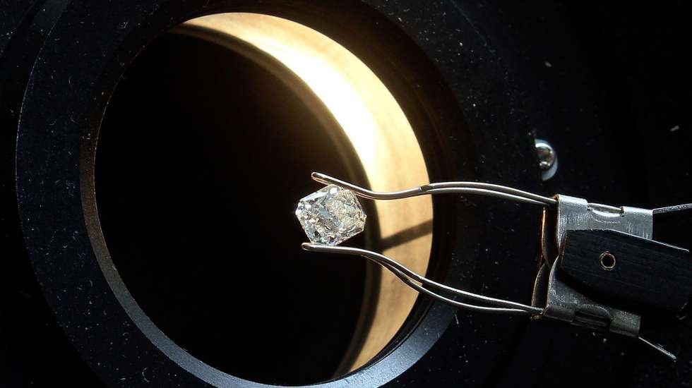 Polimento de diamantes na Stone Polished Diamond (SPD) em Luanda, Angola, 12 de fevereiro de 2019. O Governo angolano anunciou hoje que cerca de 20% da produção de diamantes será direcionada a fábricas de lapidação a serem instaladas no país, uma delas, hoje inaugurada, a Stone Polished Diamond (SPD), orçada em 4,3 milhões de euros. AMPE ROGÉRIO/LUSA