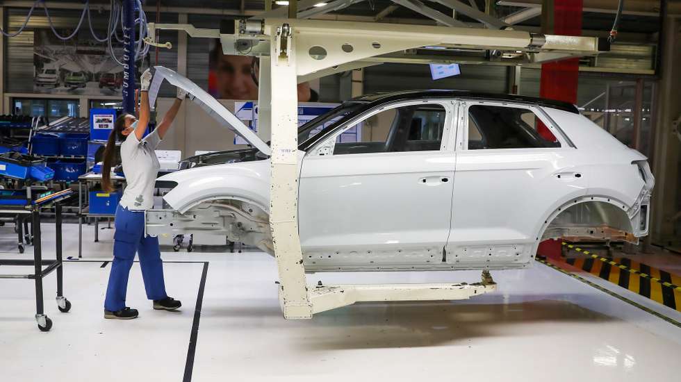 epa08419872 Autoeuropa employees work at the construction line for the Volkswagen T-Roc at Autoeuropa's plant in Palmela, Setubal, Portugal, 13 May 2020.  EPA/JOSE SENA GOULAO