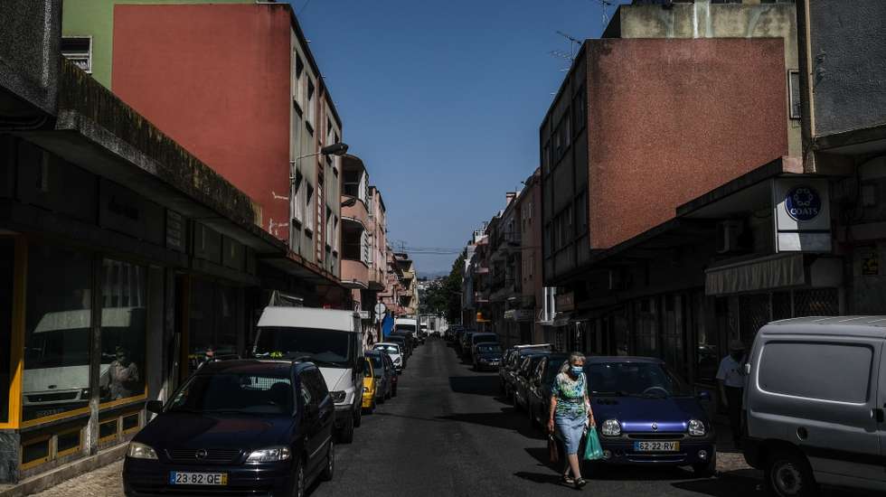 Uma pessoa após fazer as suas compras na Pontinha, Odivelas, 24 de junho de 2020. O governo determinou medidas mais restritivas para a Área Metropolitana de Lisboa devido ao aumento dos casos de covid-19. Odivelas é um dos concelhos onde todas as freguesias encontram-se com vigilância mais apertada. (ACOMPANHA TEXTO DA LUSA DO DIA 25 DE JUNHO DE 2020). MÁRIO CRUZ/LUSA