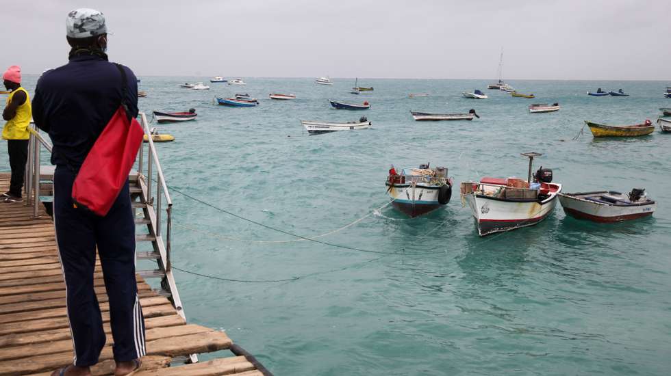 A pandemia levou o turismo do Sal e nos últimos meses vários negócios simplesmente pararam, deixando milhares sem trabalho e que, aos poucos, têm feito a ilha cabo-verdiana voltar às suas raízes: a pesca, Sal, Cabo Verde, 11 de janeiro de 2021. É bem cedo que dezenas de embarcações de pesca artesanal se fazem ao mar, todos os dias, junto ao pontão de Santa Maria, local outrora percorrido por centenas de turistas, todos os dias. Agora, além dos pescadores, estes barcos levam também carpinteiros, pedreiros ou até taxistas, que procuram no mar algum sustento. (ACOMPANHA TEXTO DE 18 DE JANEIRO DE 2021). FERNANDO DE PINA/LUSA