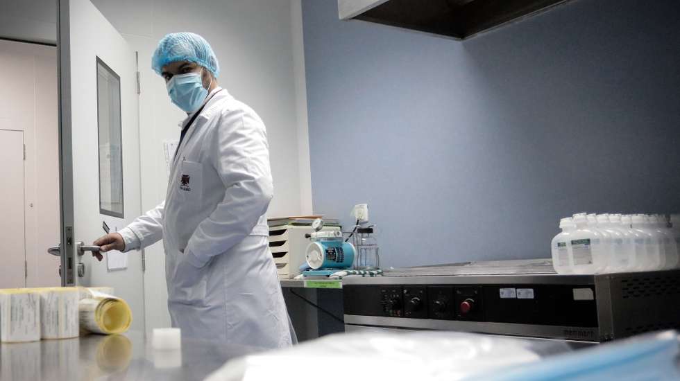 O diretor de serviços farmacêuticos do Hospital de São João, Dr. Pedro Soares, mostra o local de armazenamento e preparação das vacinas, Porto, 26 de dezembro de 2020, A campanha de vacinação contra a covid-19 arranca no domingo em Portugal, à semelhança de outros países da União Europeia, a vacina é facultativa, gratuita e universal, sendo assegurada pelo SNS. MANUEL FERNANDO ARAÚJO/LUSA