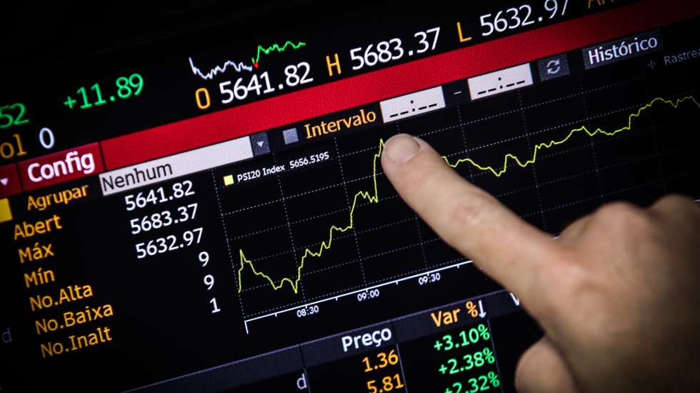 Um monitor mostra os valores do PSI-20, o índice que agrega as 20 maiores empresas cotadas na Euronext Lisboa, em Lisboa, 8 de novembro de 2021. MÁRIO CRUZ/LUSA