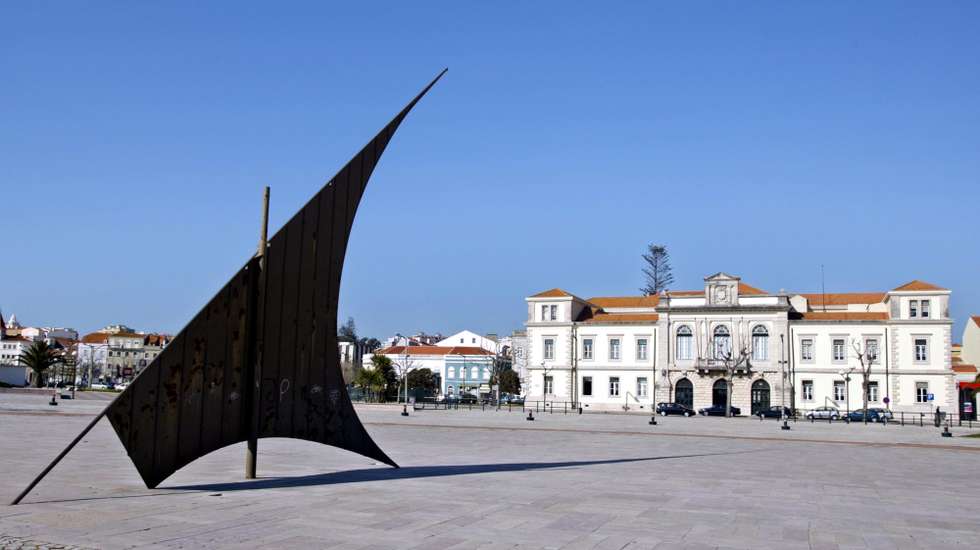 PN04:20050219:FIGUEIRA DA FOZ: Vista da Figueira da Foz - relogio de sol e Camara Municipal. FOTO PAULO NOVAIS/LUSA