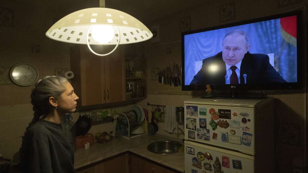 epa09840174 (FILE) - A woman watches TV with Russian President Putin speaking during a broadcast of a meeting of the National Security Council on the recognition of the self-proclaimed Donetsk People's Republic (DPR) and the Luhansk People's Republic (LPR), in St. Petersburg, Russia, 21 February 2022 (issued 21 March 2022). Putin said he was considering a request from leaders of the two self-proclaimed republics to recognise them as independent states, less than a week after the Duma on 15 February voted to appeal to President Putin to recognise the two Donbas regions. The regions declared independence in 2014 amid an armed conflict in the eastern Ukraine.  EPA/Anatoly Maltsev  ATTENTION: This Image is part of a PHOTO SET *** Local Caption *** 57496979
