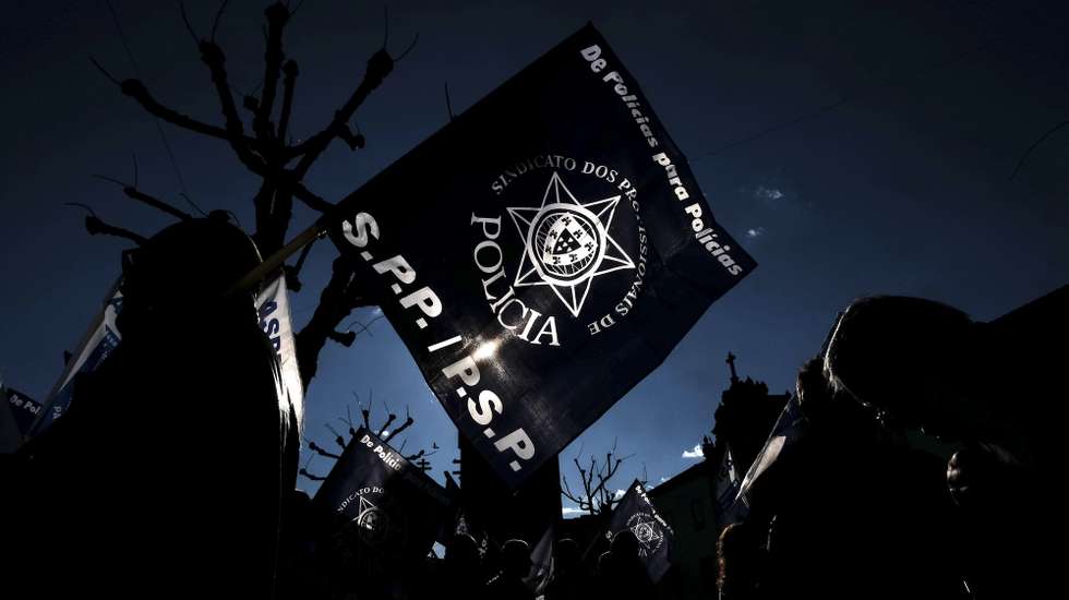 A Associação Sindical dos Profissionais da Polícia – ASPP/PSP,  em conjunto com o Sindicato dos Profissionais da Polícia , SPP/PSP,  durante uma concentração/vigília no Largo de S. Tiago, em Braga 19 Março 2015.HUGO DELGADO/LUSA