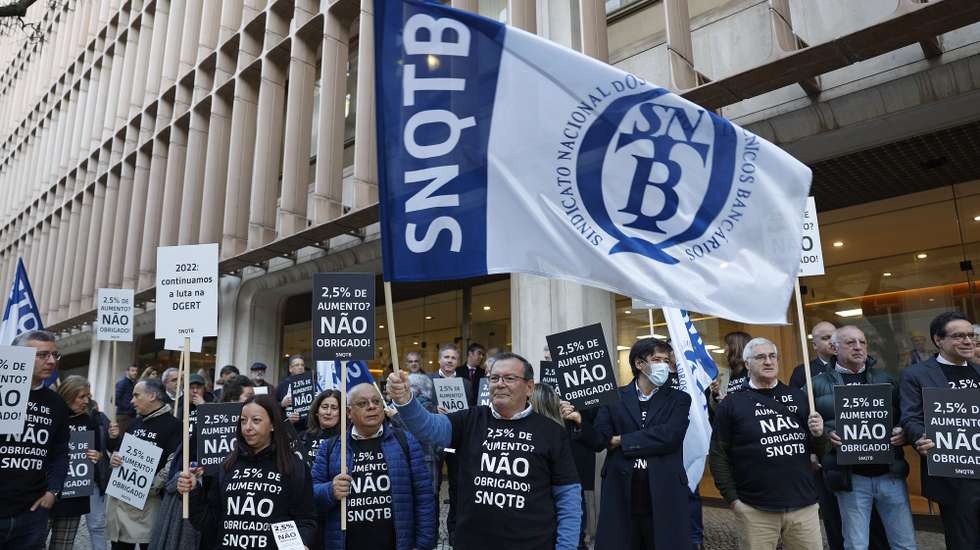 Bancários protestam em frente ao Novo Banco, numa ação organizada pelo Sindicato Nacional dos Quadros e Técnicos Bancários (SNQTB), contra os aumentos salariais propostos pelos bancos para 2023 e a exclusão dos reformados bancários da meia pensão extraordinária decida pelo Governo no final do ano passado, em Lisboa, 12 de janeiro de 2023. ANTÓNIO PEDRO SANTOS/LUSA