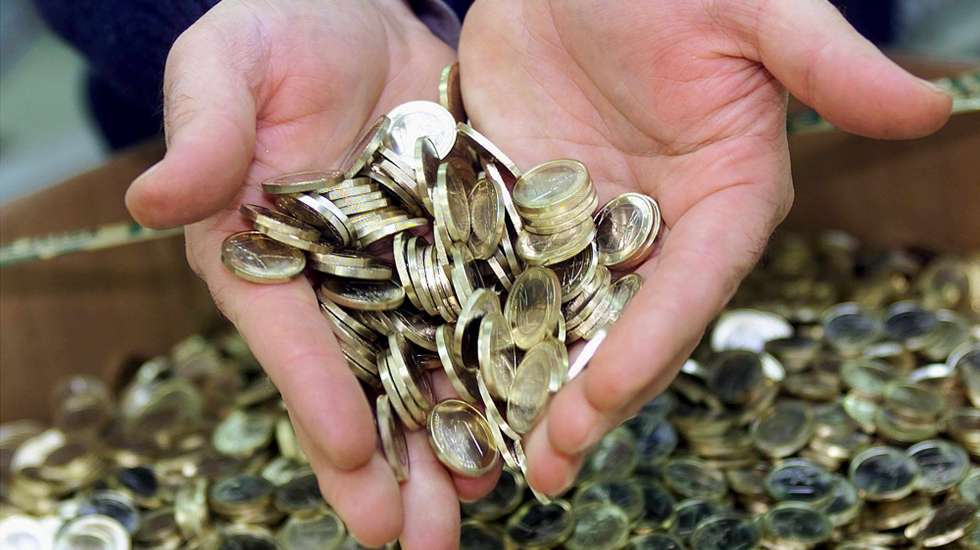 epa09658512 (FILE) - A person holds a handful of euro coins at the state-mint in Rome, Italy, 27 November 2001 (reissued 28 December 2021). The new year's 01 January 2022 marks the 20th anniversary of the introduction of Europe's first ever single currency. A dozen European countries with Austria, Belgium, Finland, France, Germany, Greece, Ireland, Italy, Luxembourg, the Netherlands, Portugal and Spain initially joined in blazing the euro trail.  EPA/CLAUDIO ONORATI *** Local Caption *** 53393535