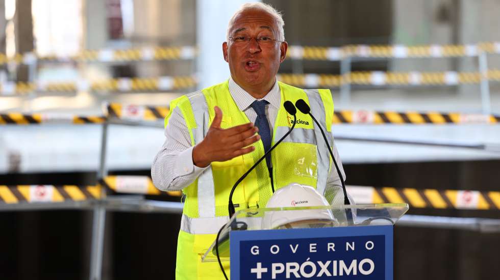 O primeiro-ministro, António Costa, intervém durante a visita à obra do novo Hospital Central do Alentejo, no âmbito da 5.ª iniciativa "Governo Mais Próximo", Évora, 21 de junho de 2023. O Governo participa em várias iniciativas em todos os concelhos eborenses, realizando visitas e ações no âmbito do Plano de Recuperação e Resiliência. NUNO VEIGA/LUSA