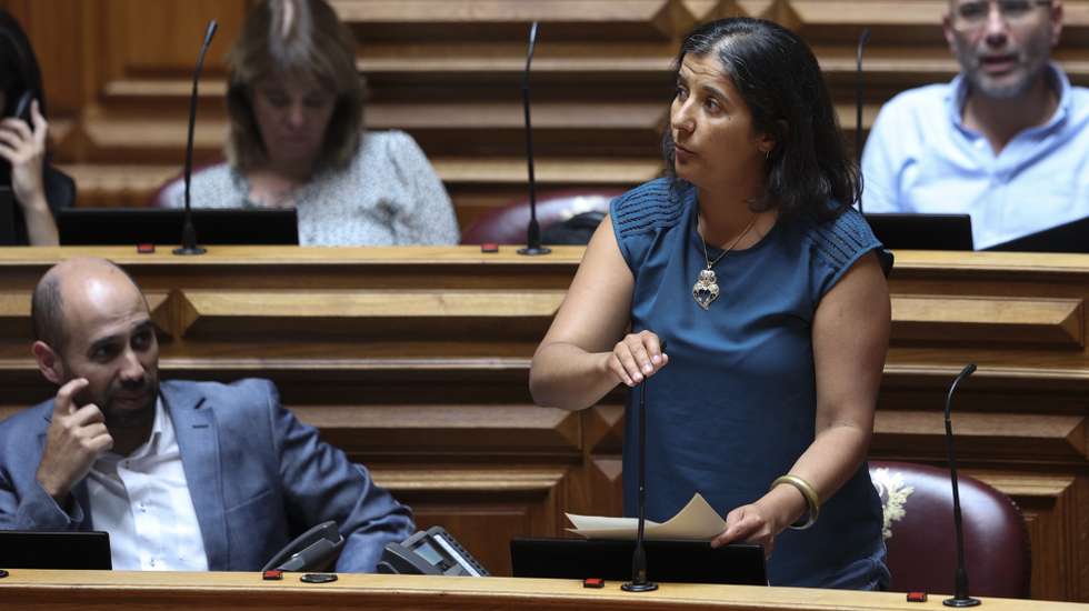 A líder parlamentar do Partido Comunista Português (PCP), Paula Santos, intervém durante o debate de urgência, requerido pela IL, sobre "Jornada Mundial da Juventude", na Assembleia da República, em Lisboa, 04 de julho de 2023. ANTÓNIO COTRIM/LUSA