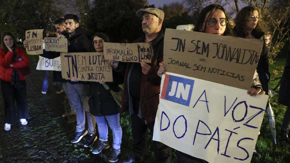 Trabalhadores do Jornal de Notícias (JN) manifestam-se junto à na Fundação Calouste Gulbenkian onde decorre a cerimónia do lançamento do livro "Portugal Amordaçado", de Mário Soares, Lisboa, 7 de dezembro de 2023. MIGUEL A. LOPES/LUSA