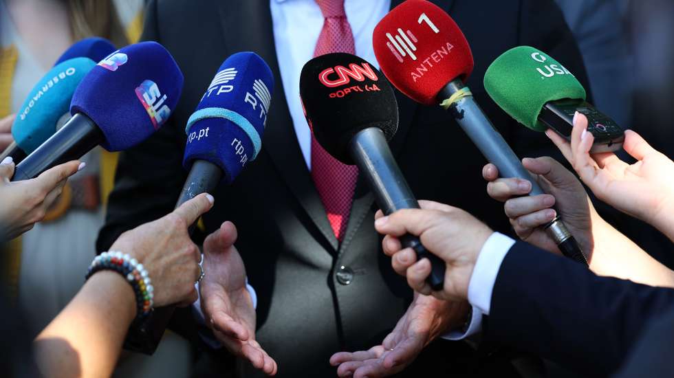 Microfones de jornalistas de vários orgãos de comunicação social portugueses. Évora, 18 de abril de 2023. NUNO VEIGA/LUSA