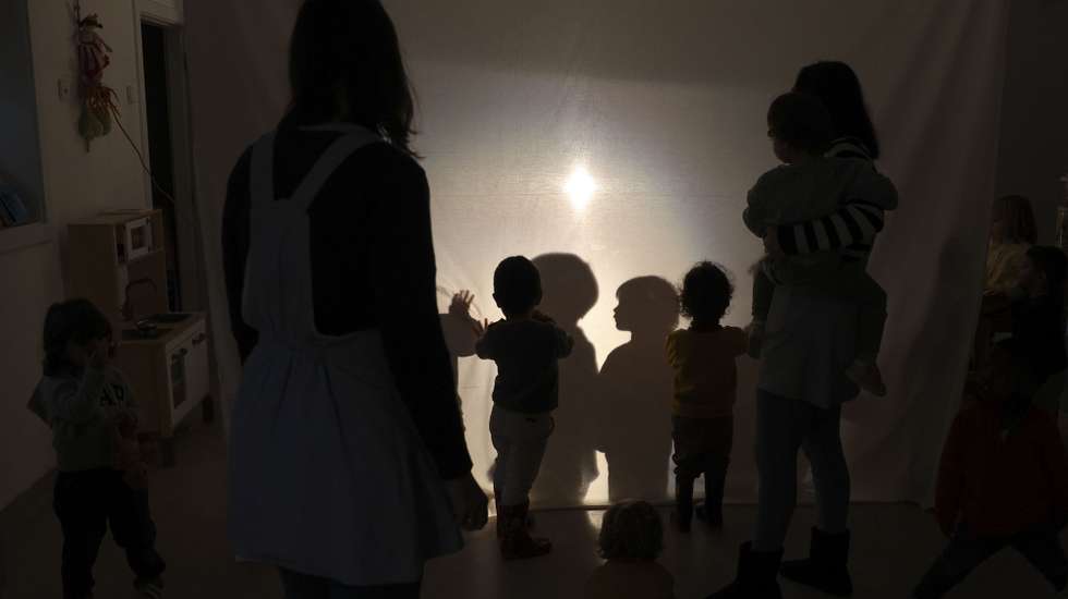Auxiliares de educação e crianças do Centro Infantil Maria Monserrate (CIMM), Lisboa 30 de novembro de 2023. TIAGO PETINGA/LUSA